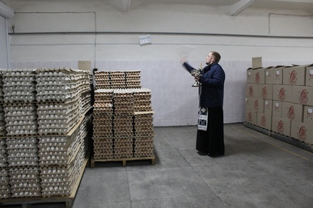 Белорусская птицефабрика заказала ежедневное освящение яиц накануне Пасхи