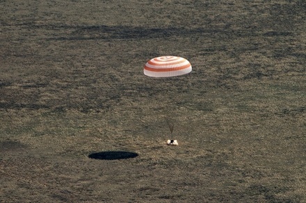 Корабль «Союз» с тремя членами экипажа МКС вернулся на Землю