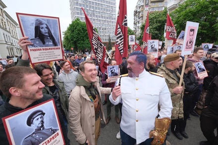 Основатель «Бессмертного полка» назвал «нездоровой иронией» портреты «Мстителей» на шествии в Киеве