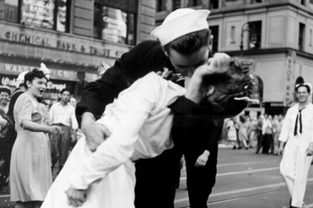 В США умер моряк со знаменитого снимка военных лет «Поцелуй»