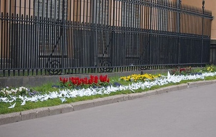 К посольству США в Москве принесли бумажных журавликов