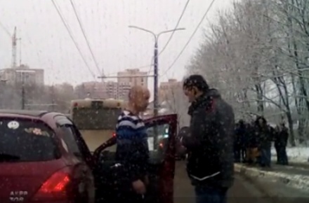 В Москве водитель и автоинструктор устроили драку на проезжей части