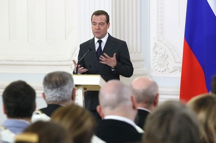 Медведев пошутил о новогодних праздниках на церемонии вручения премии в области СМИ