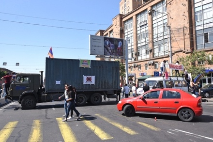 Лидер протестов в Армении призвал разблокировать дороги перед митингом