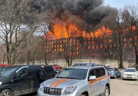 При тушении здания «Невской мануфактуры» в Петербурге пострадали двое пожарных