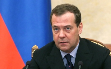 Медведев поручил проработать вопрос о рабочей неделе для женщин на селе