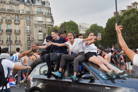 В Париже начался народный парад в честь сборной Франции по футболу