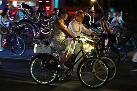 Ночной велопарад в центре Москвы собрал более 30 тысяч участников