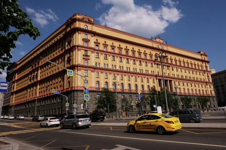 В Москве двое мужчин закидали яйцами здание ФСБ
