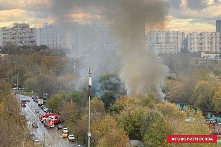 На юго-западе Москвы горят гаражи