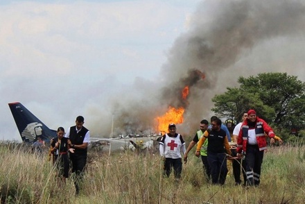 В Мексике упал пассажирский самолёт