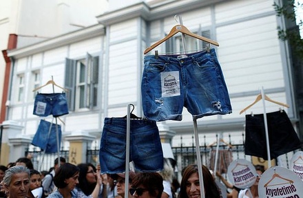 В Стамбуле женщины устроили шествие против ограничений в одежде