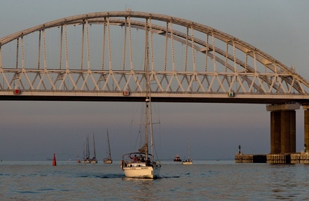 Строители начали тестировать подсветку Крымского моста