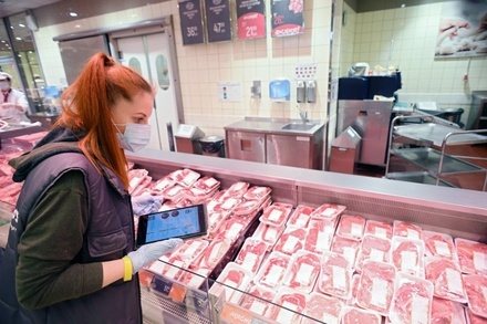 Специалисты рекомендовали отказаться от разделки мяса и колбасы в магазине в пользу фабричной нарезки