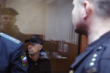 Суд в Москве на 72 часа продлил срок задержания Алексу Лесли