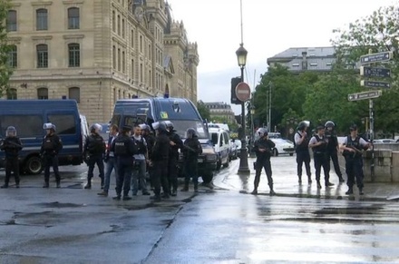Стали известны подробности нападения на полицейских в центре Парижа