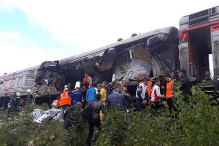 В Югре грузовик столкнулся с пассажирским поездом