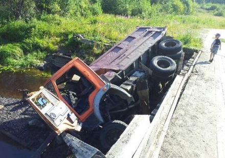 Под Петрозаводском с моста упал КамАЗ со щебнем