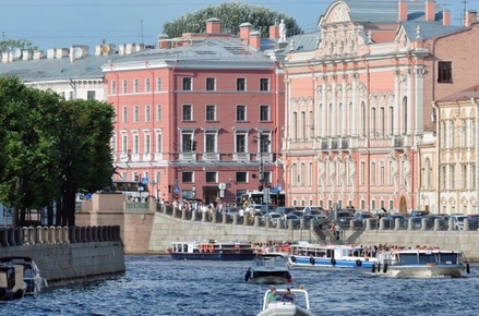 В Петербурге свадебный теплоход врезался в опору моста на Фонтанке