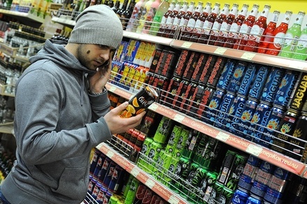 Эксперты назвали сроки начала продажи алкоголя, табака и энергетиков без паспорта