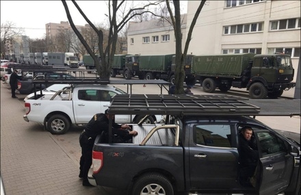 Силовики ввели спецтехнику в центр Минска