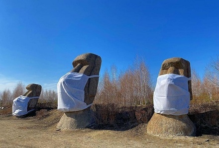 На скульптуры в Иркутске надели маски