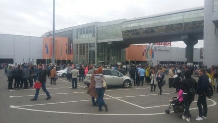 Слушатели «Говорит Москва» сообщают об эвакуации ТРЦ «Ривьера» и ТЦ «Мега Белая дача»