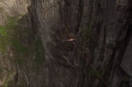 Норвежский спортсмен прошёл по канату на высоте одного километра