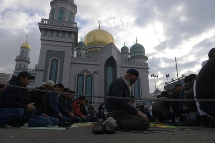 Тысячи мусульман приехали в соборную мечеть в центре Москвы на Курбан-байрам