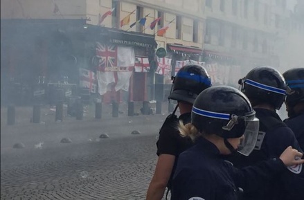 Футбольные фанаты из Англии, России и Франции устроили беспорядки в Марселе
