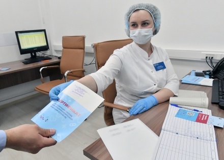 Обе дозы вакцины от коронавируса получили 4,74% россиян