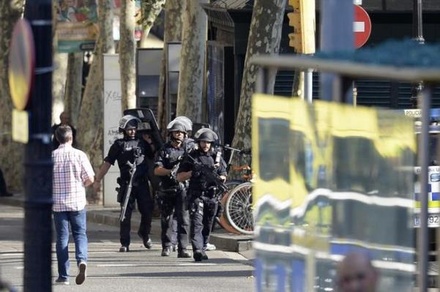 Полиция ведёт переговоры с предполагаемыми террористами в центре Барселоны