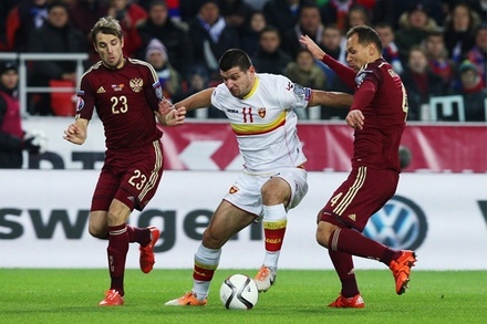 Сборная РФ по футболу выигрывает в матче против Черногории после первого тайма