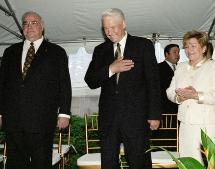Наина Ельцина выразила соболезнования гражданам Германии в связи с кончиной Гельмута Коля