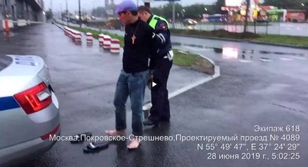 В Москве вор попытался угнать автомобиль, проколол колесо и был задержан