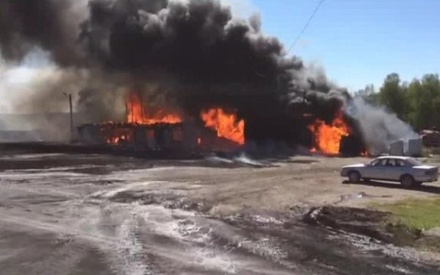 На трассе в Новосибирской области из-за загоревшейся фуры произошёл пожар в кафе
