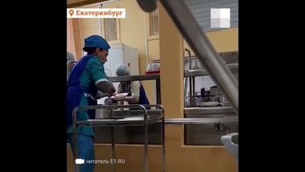 Власти Екатеринбурга проверят видео, где в школьной столовой кладут еду руками