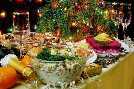 Главный гастроэнтеролог Минздрава дал совет на новогодние праздники: не перепивать и не нажираться