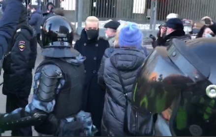 Юлия Навальная приехала в Мосгорсуд на слушание по делу мужа