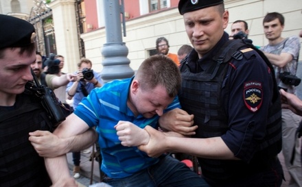 Организатор несогласованной ЛГБТ-акции в Москве задержан до понедельника