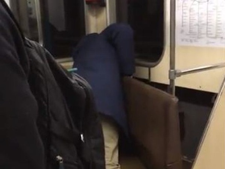 Мужчина сломал скамью в поезде метро, чтобы достать смартфон для ребёнка