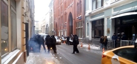 Здание ЦИК в Москве забросали файерами