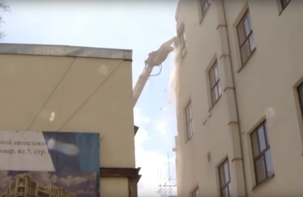 Рабочие снесли крышу у здания Таганской АТС в Москве
