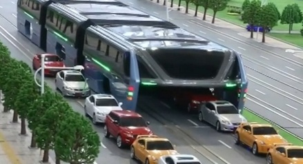 В Китае начались испытания футуристического автобуса-портала