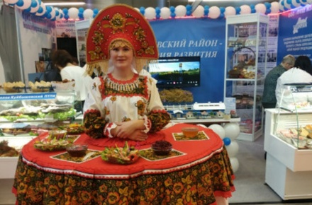 В Новосибирске гостей агропродовольственной выставки встречала женщина-стол