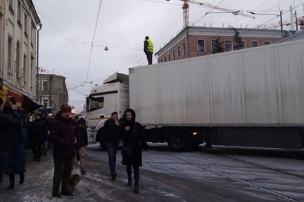 Перекрывшему улицу в Москве водителю выплатили зарплату