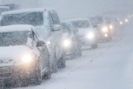 Из-за сильного снегопада на дорогах Москвы образовались 8-балльные заторы