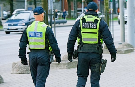 Полицейские застрелили размахивавшего ножами мужчину в центре Таллина