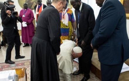 Протоиерей Смирнов о папе Римском, поцеловавшем ноги лидерам Южного Судана: за этим жестом ничего не стоит