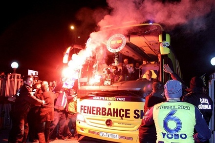 Фанаты «Фенербахче» напали на болельщиков «Зенита» в Стамбуле